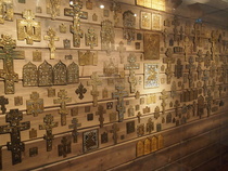 Metalliin valettuja matkaikoneja on kokonainen seinällinen.