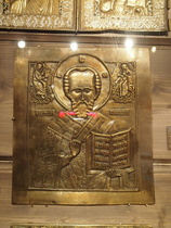 Lähikuva ikonista. Se kuvaa varmaan Pyhää Nikolausta, kaikkien matkamiesten suojelijaa. 