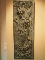 Jugend-aiheinen reliefi sisältyy myös hänen kokoelmiinsa.