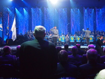 Näyttelijä Turkka Mastomäki esitti otteita Lars Rönnquistin ja Anssi Vuorenmaan kirjasta Törnin jääkärit.  