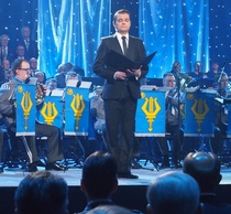 Oopperalaulaja Tuomas Katajala esitti Veteraanin iltahuuto-laulun.