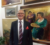 Tässä hyväntuulinen isäntä toivottamassa vieraat tervetulleiksi.