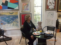 Eeva-Leena nauttimassa talon antimista ja ihailemassa tauluja.