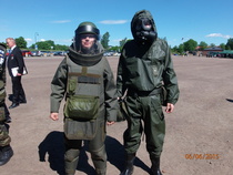 Näitä upseerioppilaita on vaikea tunnistaa näiden suojavarustusten alta.