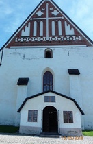 Pois lähtiessämme kävimme tutustumassa Porvoon, vanhaan (valmistui 1200-1300-luvun vaihteessa) tuomiokirkkoon, joka on moneen kertaan ryöstetty ja tuhottu. Viimeksi kirkon kattorakenteet tuhosi tuhopoltto vuonna 2005. Kirkko oli restauroinnin takia poissa käytöstä kolme vuotta ja vihittiin uudelleen käyttöön vuonna 2008.