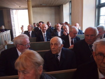 ja kuulijoita kappelin molemmilla