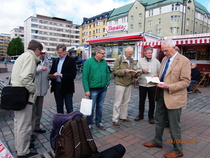 Tässä tutkitaan koulun eläkkeellä olevan apulaisrehtori Pasi Takalan tuomia vanhoja vuosikertomuksia.