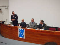 Paneelin puheenjohtaja Robin Elfving ja panelistit