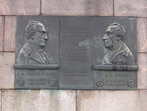 Helsingin monumentaalisen keskustan luojien Ehrenströmin ja Engelin reliefit ovat kiinnitetyt Kansalliskirjaston kivimuuriin.