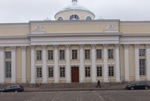 Kansalliskirjaston pääsisäänkäynti Tuomiokirkon rappusilta kuvattuna.