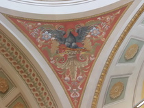 Salin kattoon on maalattu lintuja. Tässä kuvassa on kotka ja