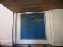 Kappelin seinällä on sotakoulua käyneiden kaatuneiden nimet kunniatauluissa. Tässä taulussa ovat viimeisimmät rauhan puolesta kaatuneet.