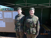 Tämän päivän upseerioppilaat, kaksi reipasta neitosta.