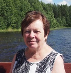 Kirsti Uurto mökkilaiturilla kesällä 2016