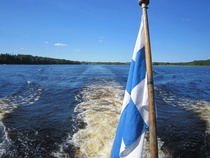 Suomen lippu liehui laivan ahterissa.