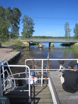 Matkalla poikettiin muun muassa Mahnalan Miharissa, josta on lyhyt matka Mahnalan marjatiloille. Tilasimme laivaan mansikoita ja perunoita Yrjölän marjatilalta kotiin vietäväksi. Palvelu pelasi!