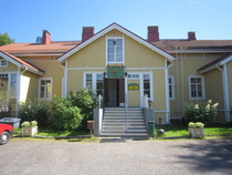 Frantsilan kasvisravintola, luontais- ja lahjatavaramyymälä Kehäkukka sijaisee tässä entisessä koulussa Pappilanjoen rannalla, jossa on myös Purimo-laivan kotisatama.