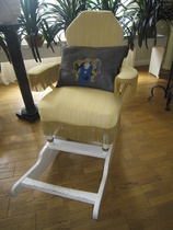 Suvussa pitkään säilyneessä keinutuolissa on tyyny, johon Ellen Svinhufvud on kirjaillut suvun vaakunan.