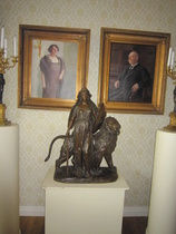 Ellen ja Pehr Edvin Svinhufvudin muotokuvat Lex-patsaan yläpuolella