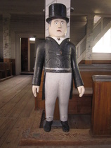 Kävin pari eri kertaa katsomassa ja kuvaamassa ukkoja. Laitan tähän galleriaan esille muutaman vaivaisukon, jotka edustavat hienosti suomalaista kansanomaista kädentaitoa. Näyttelyssä on esillä kaikkiaan 42 vaivaisukkoa. Tämä vaivaisukko on peräisin Kalajoelta. 