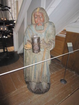 Suuri osa vaivaisukoista on 1800-luvulta, mutta tämän Hauhon vaivaisukon arvellaan olevan 1600-luvun lopulta.