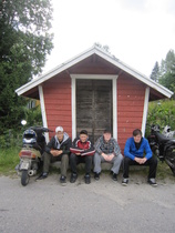 Hattuvaaran pojat mopoineen puolestaan olivat valinneet kokoontumispaikakseen läheisen maitolaiturin.