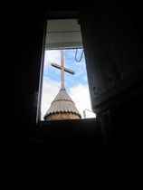 Tänne ylös kellotornin hirteen on kirjattu päivämäärä 28.7.1944, Ilomantsin torjuntataistelujen päivämäärä.