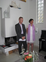 Isä ja äiti seisovat turvallisen lähellä.