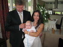 Viktor pääsi myös toisten kummien helliteltäväksi. 