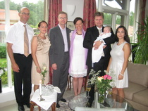 Kummit, isä ja äiti sekä Viktor heti kastejuhlan jälkeen.