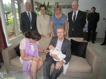 Sama kuva kuin edellä, taustalla kastetoimituksen suorittanut ystäväpappi