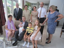 Myös etualalla istuvat Viktorin kouluikäiset serkut osallistuivat juhlaan.