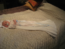 Viktor kastemekossaan, joka on kulkenut Pia-äidin suvussa.