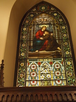 Kirkon kuorissa on tuntemattoman tekijän lasimaalaus "Frid vare dig"- "Rauha kanssasi" ja