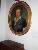 Suomalaisista aatelissuvuista oli kerätty erilaisia esineitä näyttelyyn. Tässä harvinainen muotokuva nuoresta Gustaf Mauritz Armfeltista. 