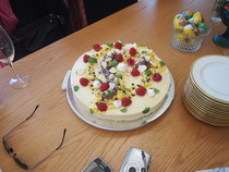 Myös syntymäpäiväkakku löysi paikkansa pöydästä.