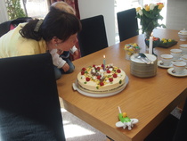 Kakkuun asetettu palava kynttilä saatiin sammumaan äidin avustuksella.