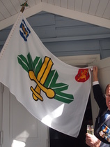 Kartanon eteisessä oli esillä tilaisuuden järjestäjän Frihetskrigets Södra Traditionsföreningenin lippu yhdessä Suomen lipun kanssa. 