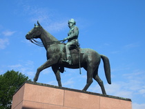 Lippujuhlapäivänä 4.6. kansalaisjärjestöjen kukkalaite laskettiin Marskin ratsastajapatsaalle.