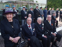 Sotiemme veteraaneja istumassa ensi penkkirivillä.