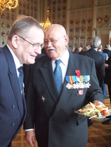 Buffet-tilaisuudessa Ritarihuoneella oli mukana myös tanskalainen kiltaveli Ib Ketler, jolle vastapalkittu Per-Olof Boström kuiskaa jotain mukavaa.