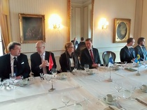 Lounasvieraita ja esitelmöitsijä sotilasasiamies, eversti Bo Stennabb Ruotsista.