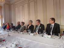 Pöydän toisella puolella istui myös Ruotsin Helsingin suurlähettiläs Anders Lidén.