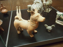 Vilhunen keräsi myös itämaista esineistöä. Tässä on hauska koira, jostain kaukaa idästä.