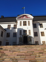 Karlbergin linna, entinen kuninkaallinen huvilinna, jonka Kustaa III lahjoitti Ruotsin armeijan koulutustiloiksi 1700-luvun loppupuolella. Sinne perustettiin silloin Kuninkaallinen sota-akatemia. Linnassa on vielä tänä päivänäkin Ruotsin Sotakorkeakoulun tiloja.