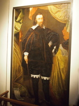 Sotakoulun ensimmäisiä johtajia miekka vyötäisillään ja keppi kädessään.