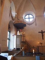 Myös kappelin saarnatuoli oli käytössä.