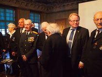 On valokuvauksen aika. Kunniavieraat ylipäällikkö Sverker Göransson ja puolustusministeri Peter Hultqvist ovat palkittujen keskellä. 
