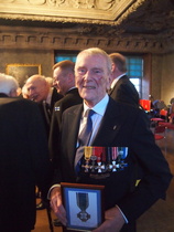 JR 61:n riveissä taistellut suomalainen sotaveteraani Lars Löflund sai myös vastaanottaa muistolitografian.