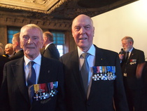 Seremoniat ovat ohitse, ja "pojat" pääsivät yhteiskuvaan.